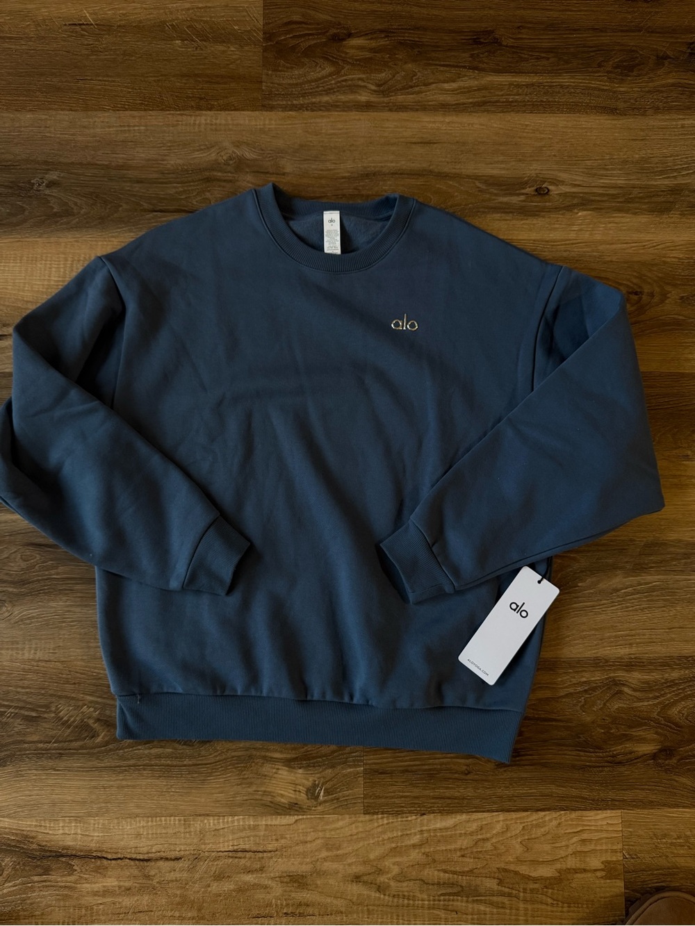 Alo Accolade Crewneck Bluestone Medium NWT - Picture 4 of 8